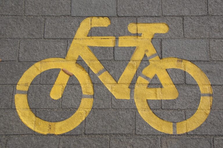 Rowerzysta na drodze — prawa i obowiązki