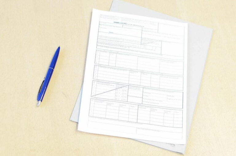 Kartka papieru, długopis